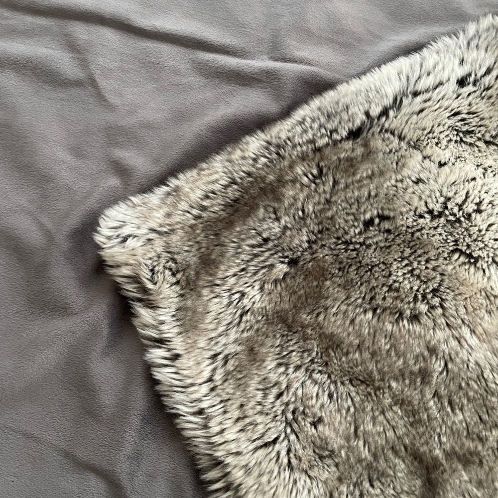 Luxury Collection Amari Faux Fur Lined Blanket soft throw 50” * 60” gray - Picture 6 of 7